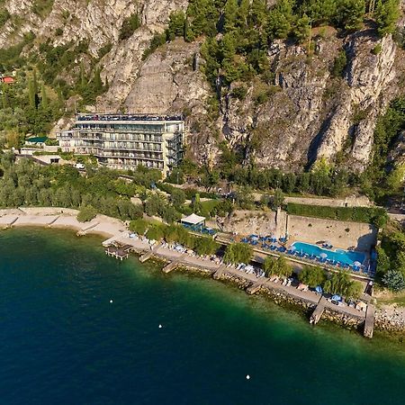 Hotel Astor Лимоне сул Гарда Екстериор снимка