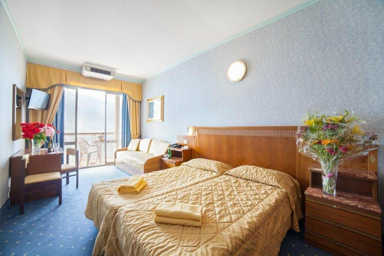 Hotel Astor Лимоне сул Гарда Екстериор снимка