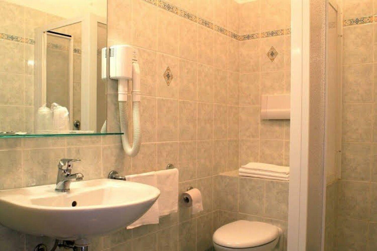 Hotel Astor Лимоне сул Гарда Екстериор снимка