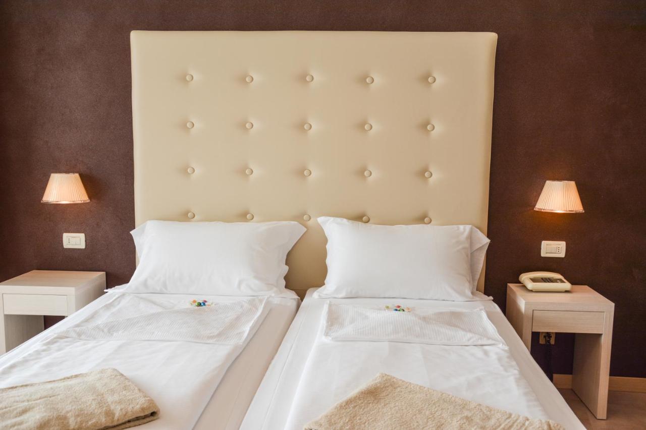 Hotel Astor Лимоне сул Гарда Екстериор снимка