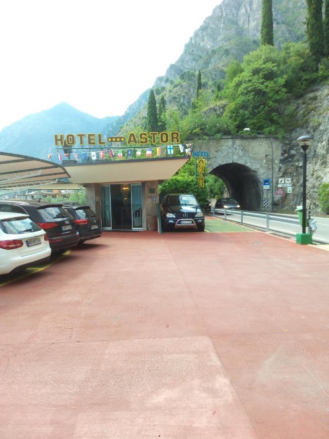 Hotel Astor Лимоне сул Гарда Екстериор снимка