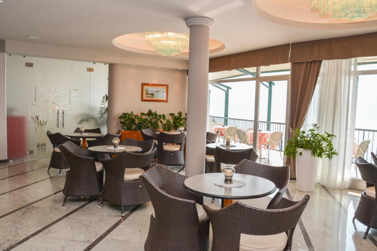 Hotel Astor Лимоне сул Гарда Екстериор снимка