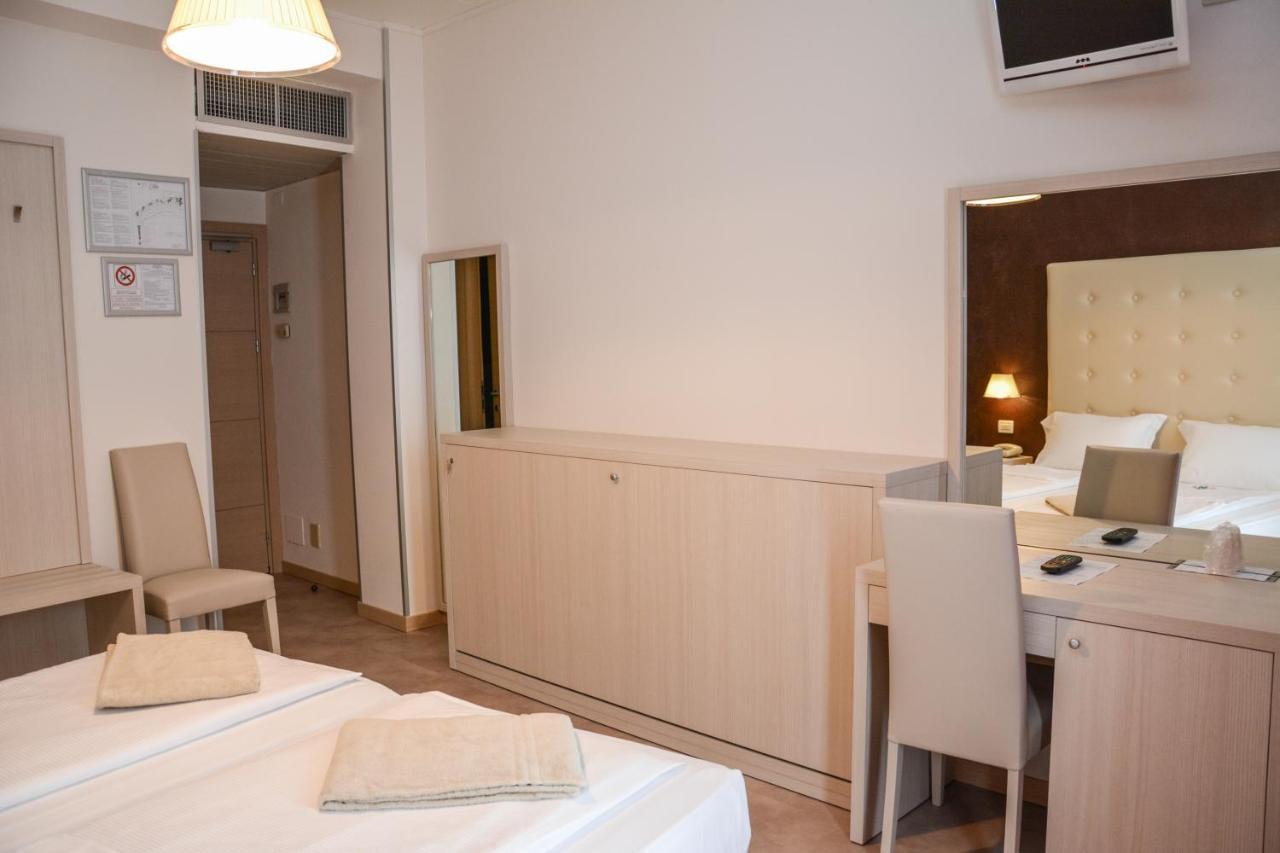Hotel Astor Лимоне сул Гарда Екстериор снимка