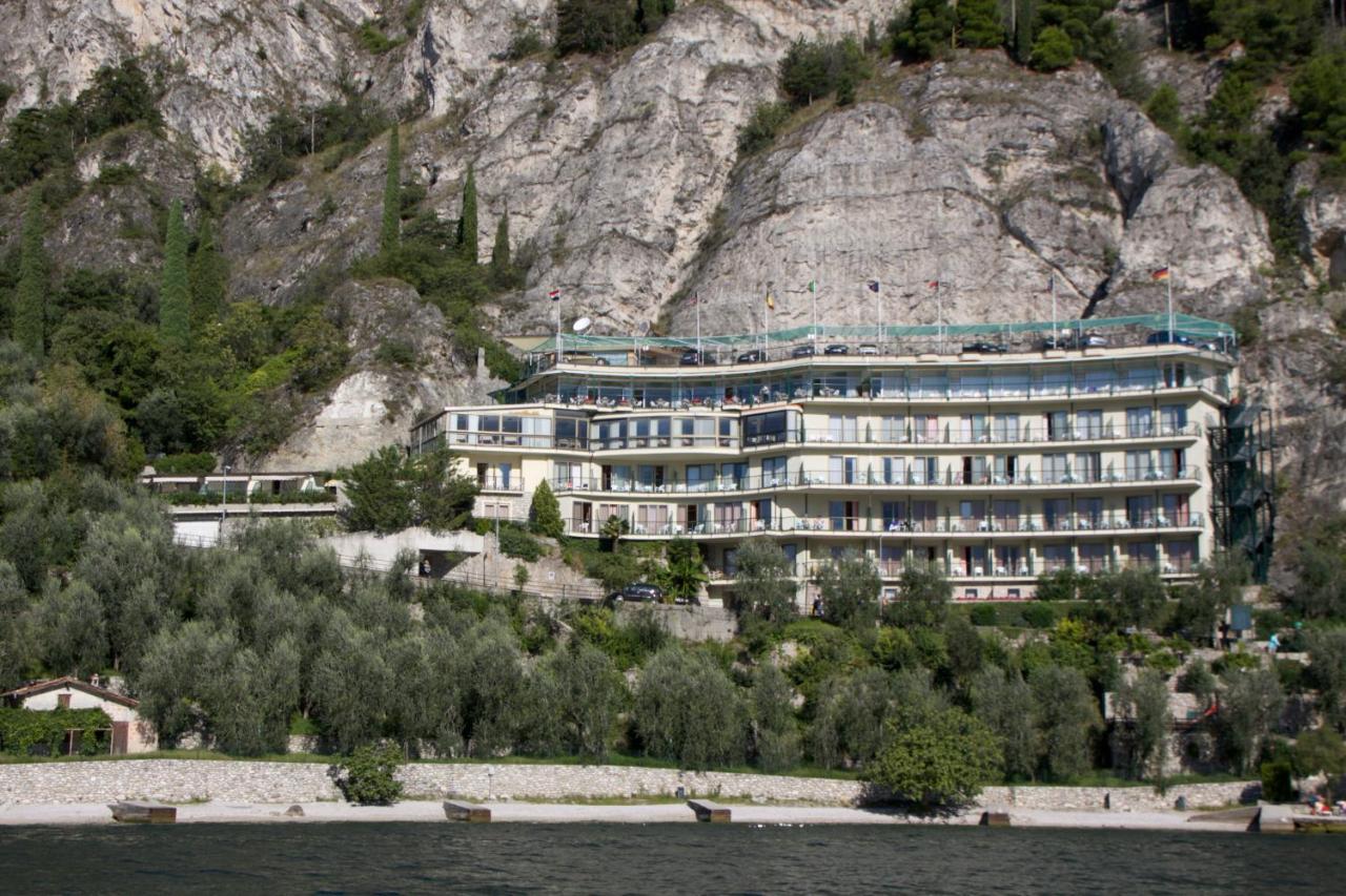 Hotel Astor Лимоне сул Гарда Екстериор снимка
