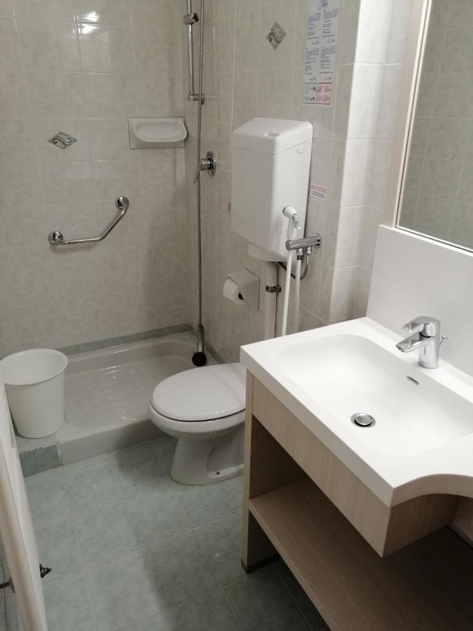 Hotel Astor Лимоне сул Гарда Екстериор снимка