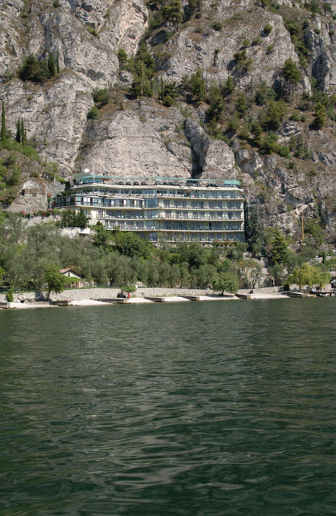 Hotel Astor Лимоне сул Гарда Екстериор снимка